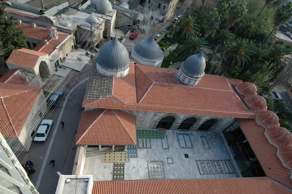 Adana Ulu Camii’nin üstten görünümü, avlu ve yeşil bitkilerle çevrili.