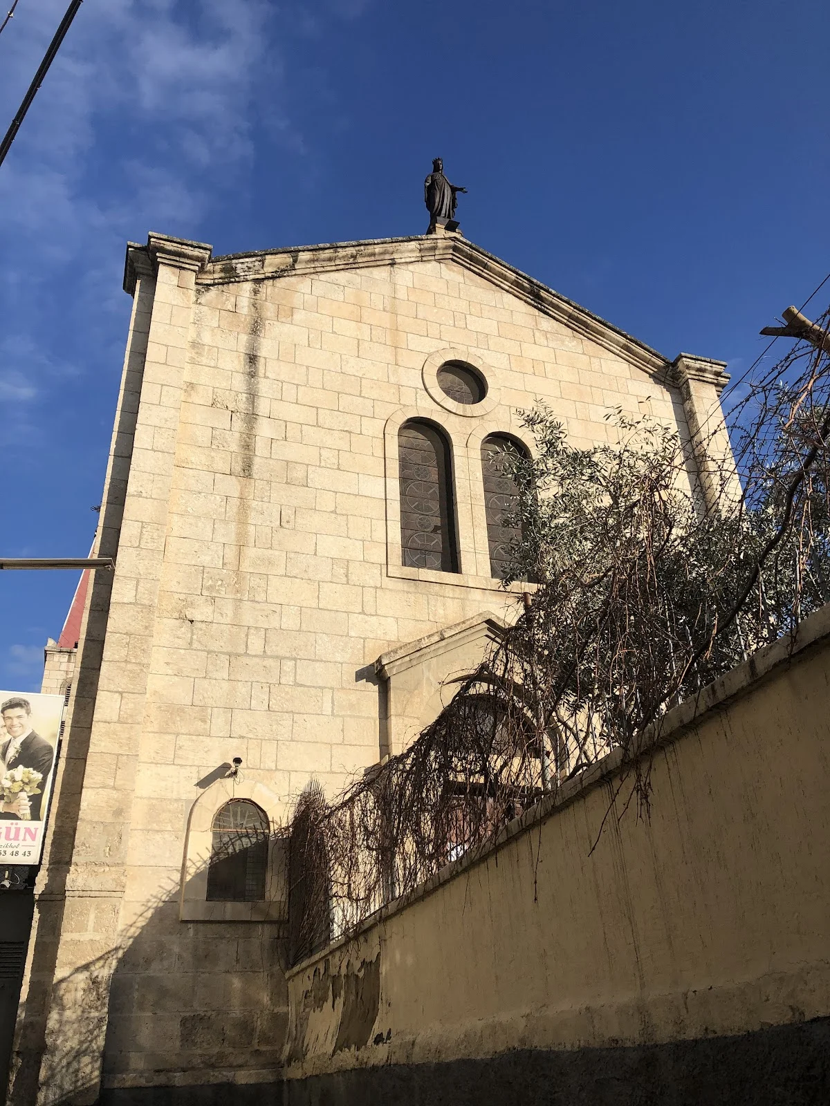 Bebekli Kilise'nin taş duvarları ve heykeli, tarihi atmosferiyle dikkat çekiyor. Bebekli Kilise'nin taş duvarları ve heykeli, tarihi atmosferiyle dikkat çekiyor.
