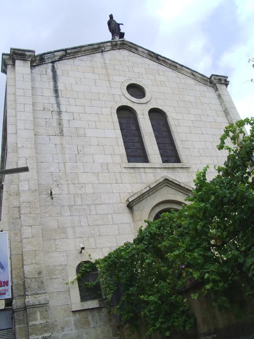 Bebekli kilise, taş duvarlar ve renkli vitray pencerelerle. Bebekli kilise, taş duvarlar ve renkli vitray pencerelerle.