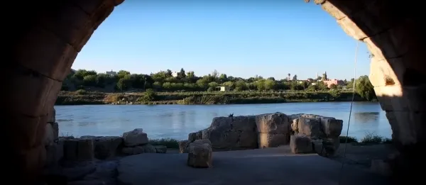 Misis Höyük'ün iç kısmından nehir ve yeşil alan manzarası.