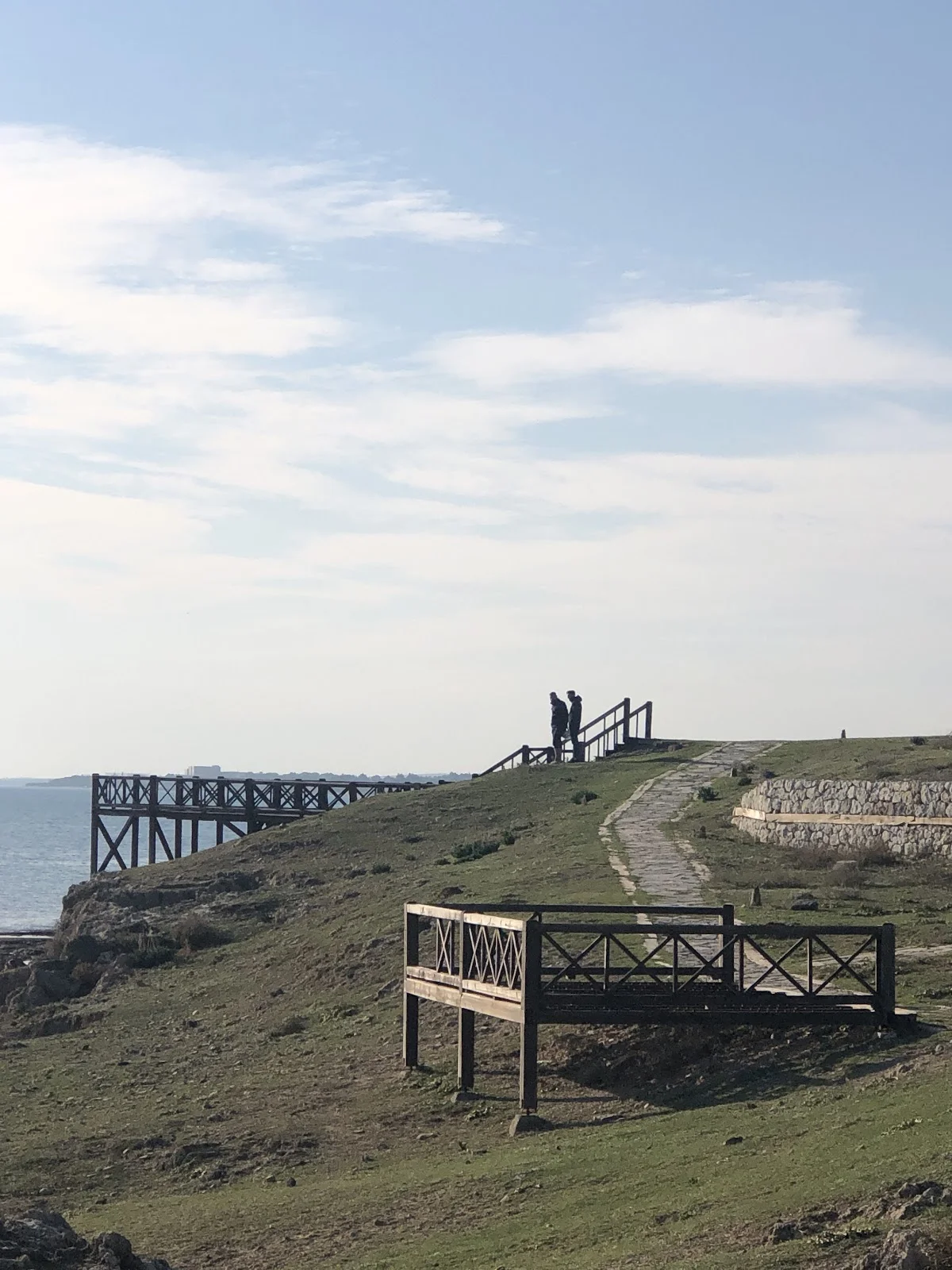 Ayas Antik Kenti'nde deniz ve yeşil tepe manzarası. Ayas Antik Kenti'nde deniz ve yeşil tepe manzarası.