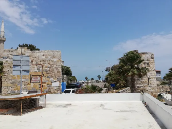 Deniz kenarında Ayas Antik Kenti'nin tarihi kalıntıları ve doğal manzara