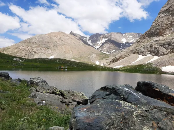 Aladağ Meydan Yaylası'nda dağlarla çevrili göl manzarası.