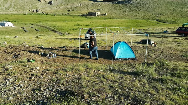 Aladağ Meydan Yaylası'nda kamp alanı ve doğa manzarası.