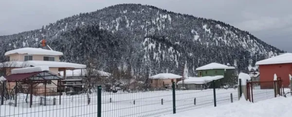 Kış mevsiminde karla kaplı Aladağ Meydan Yaylası'nda evler ve dağlar