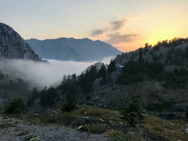 Kızıldağ Yaylası'nda sabah saatlerinde mistik dağ manzarası.