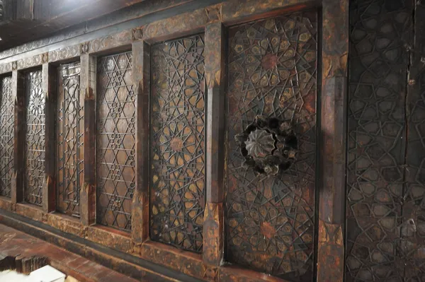 Yağ Camii'nin içindeki detaylı ahşap işçiliği ve süslemeleri.