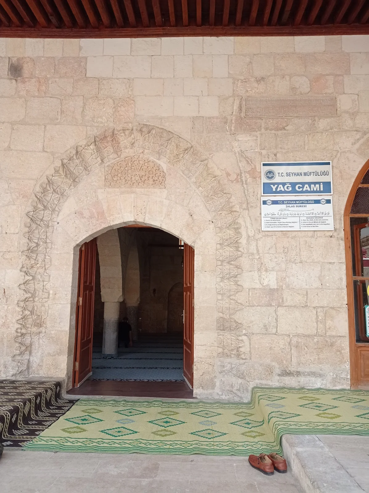 Yağ Camii Girişi ve Tarihi Mimari Detaylar Yağ Camii giriş kapısı ve detaylı taş işçiliği.