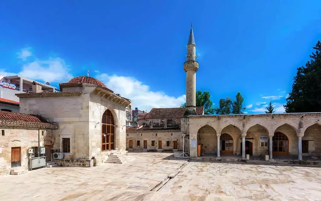 Yağ Camii: Tarih ve Modernizmin Buluşma Noktası Tarihi Yağ Camii, yüksek minaresi ve sütunlu avlusu ile göz alıyor.