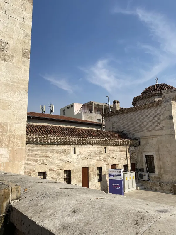 Yağ Camii'nin tarihi yapısı ve çevresindeki modern detaylar.