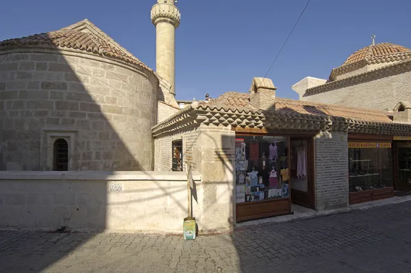 Yağ Camii ve dükkânlar, tarihi yapı ve canlı atmosfer.