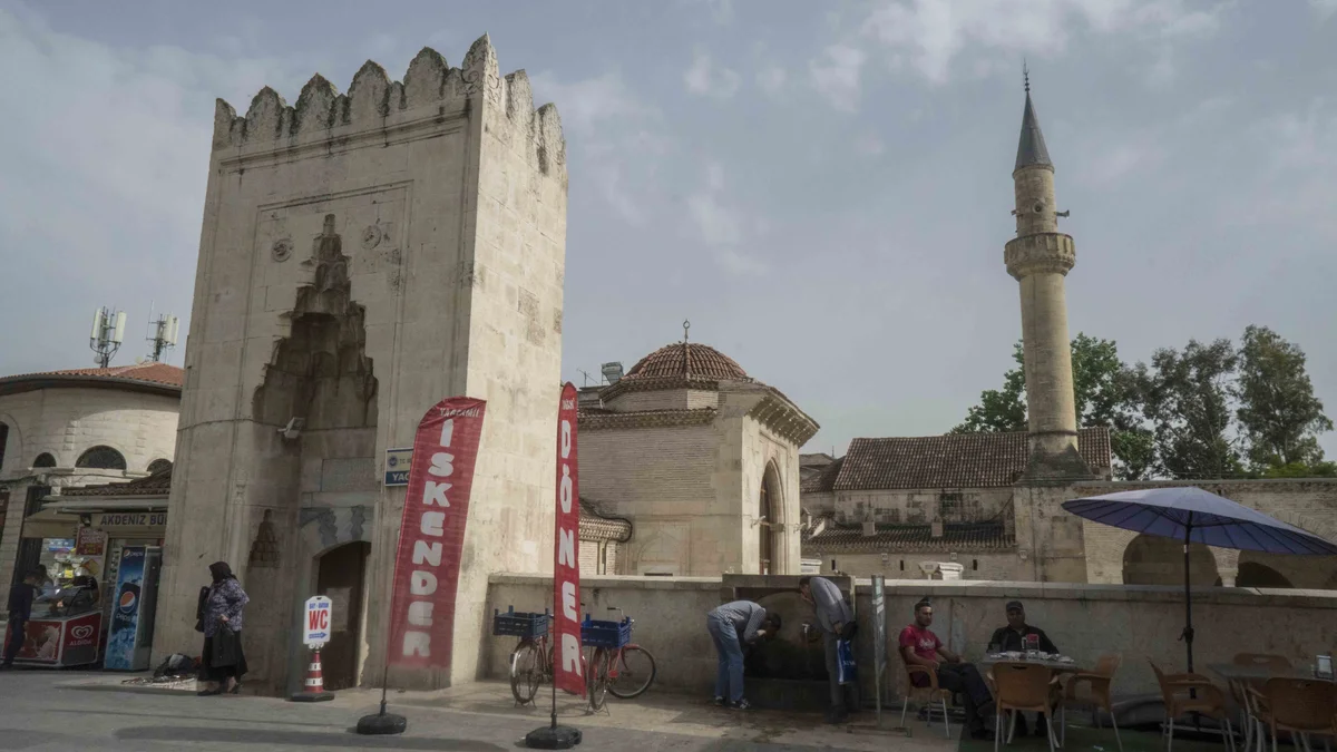 Yağ Camii ve Çevresindeki Turistik Alan Yağ Camii, minaresi ve çeşmesi ile tarihi bir turistik alan.