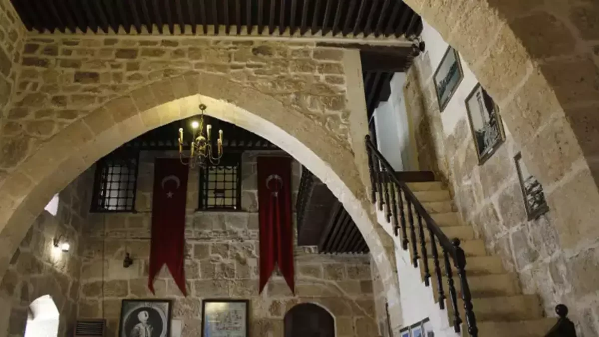 Taş duvarlar, ahşap tavan ve Osmanlı tablolarıyla süslenmiş iç mekan