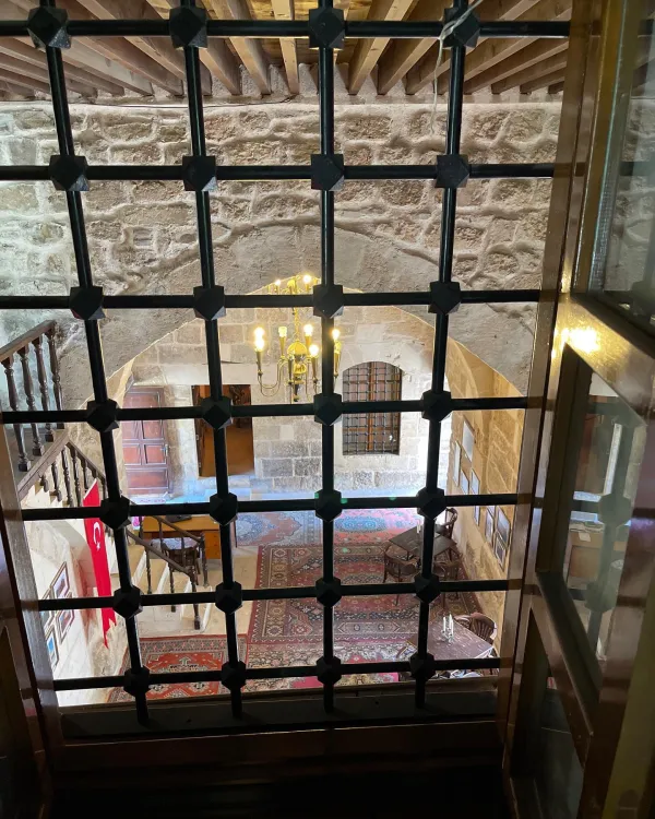 Tarihi Ramazanoğlu Konağı'nın içi, taş duvarlar ve ahşap tavanla süslenmiş.