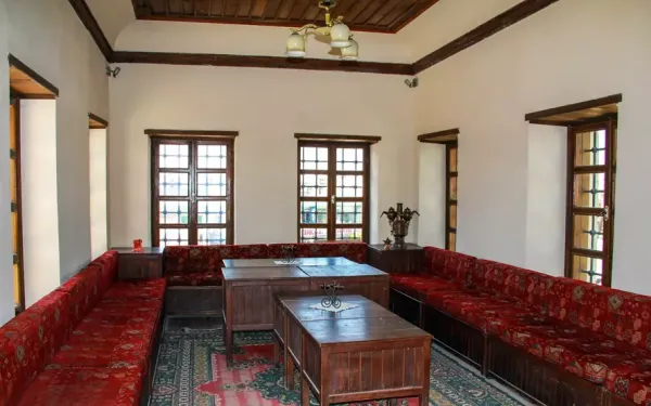 Açık renk duvarlar ve ahşap tavanla sıcak bir oturma odası görüntüsü.