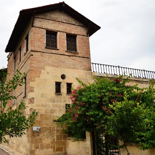 Tarihi Ramazanoğlu Konağı, taş ve tuğla yapısıyla dikkat çekiyor.