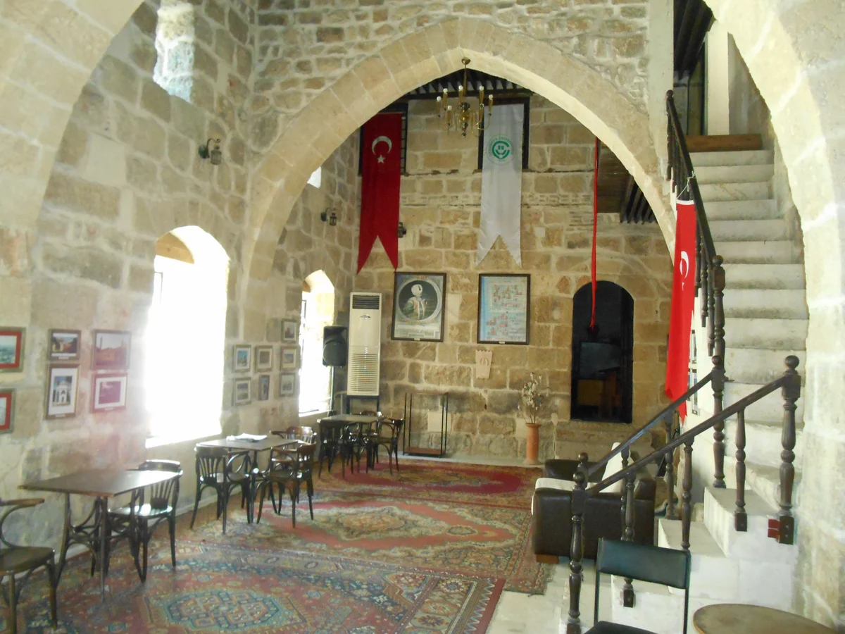 Ramazanoğlu Konağı'nın tarihi iç mekanı, taş duvarlar ve ahşap detaylar.