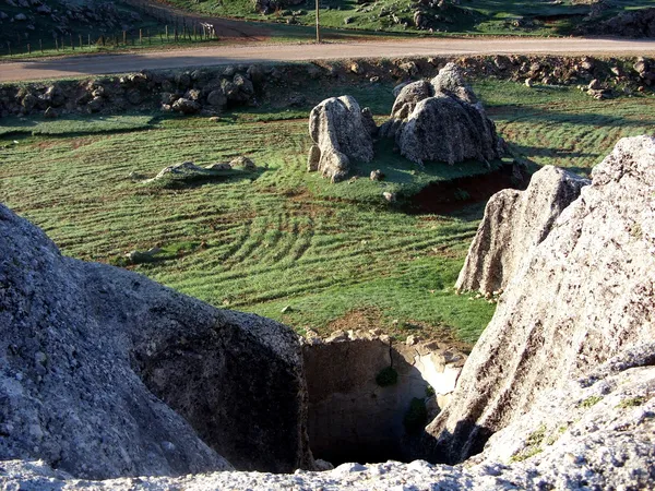 Kozan Göller Yaylası'nda yeşil alan, taşlar ve tarımsal düzen.
