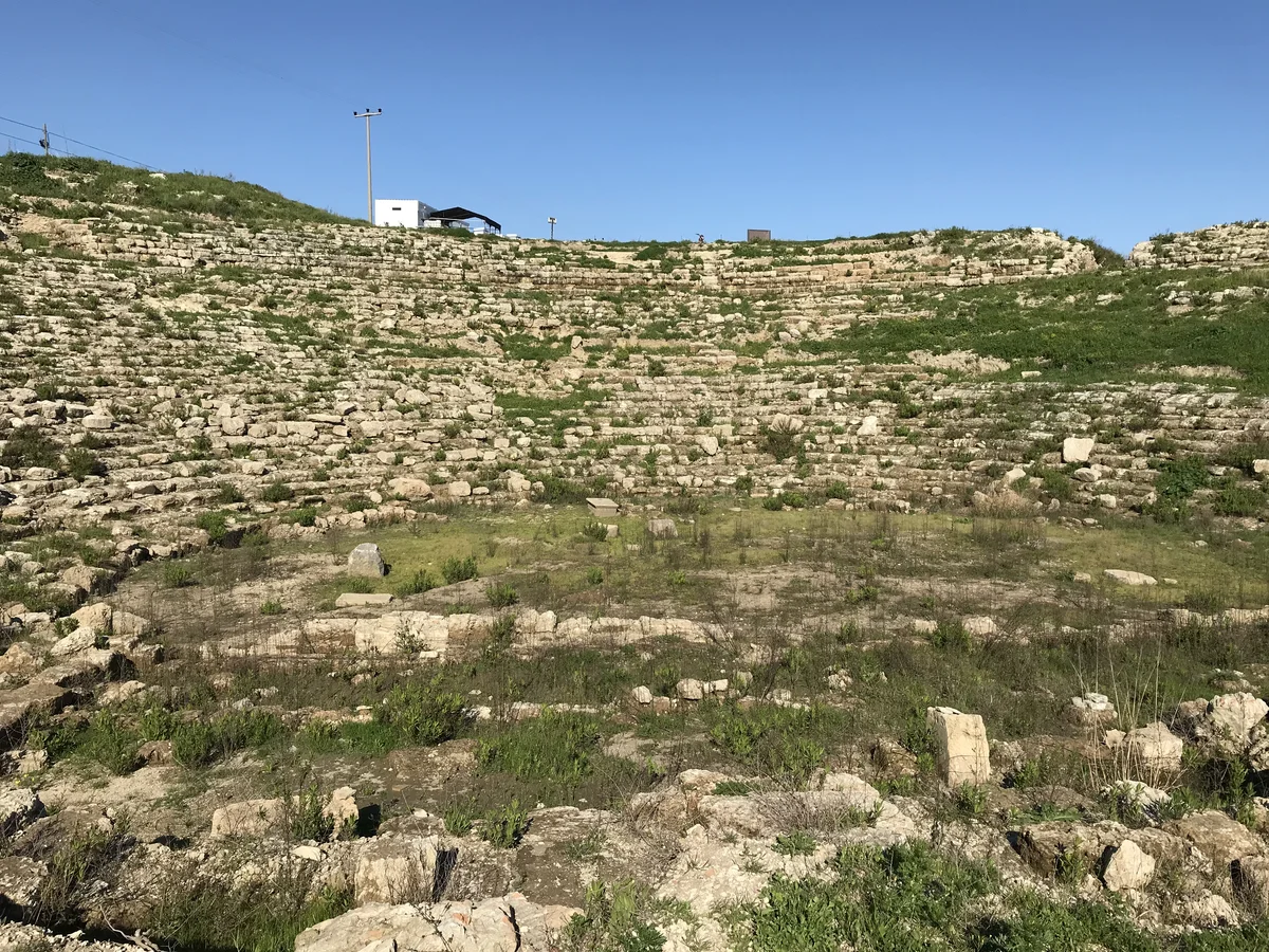 Magarsus Antik Kenti Amfi Tiyatrosu Magarsus Antik Kenti'nde amfi tiyatro kalıntıları ve doğal çevre.