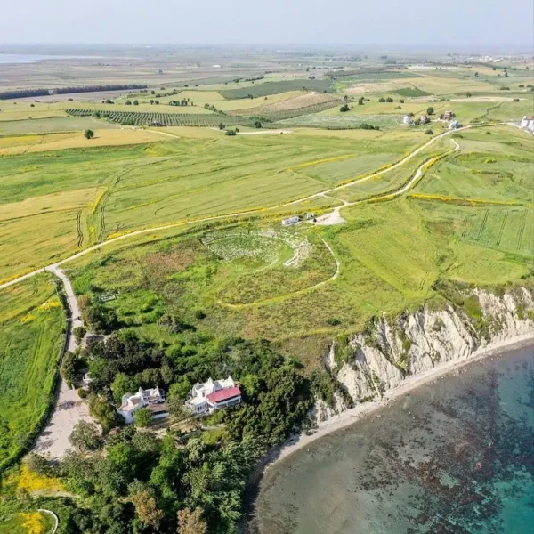 Yemyeşil kırsal alan ve deniz kıyısı ile huzurlu bir manzara