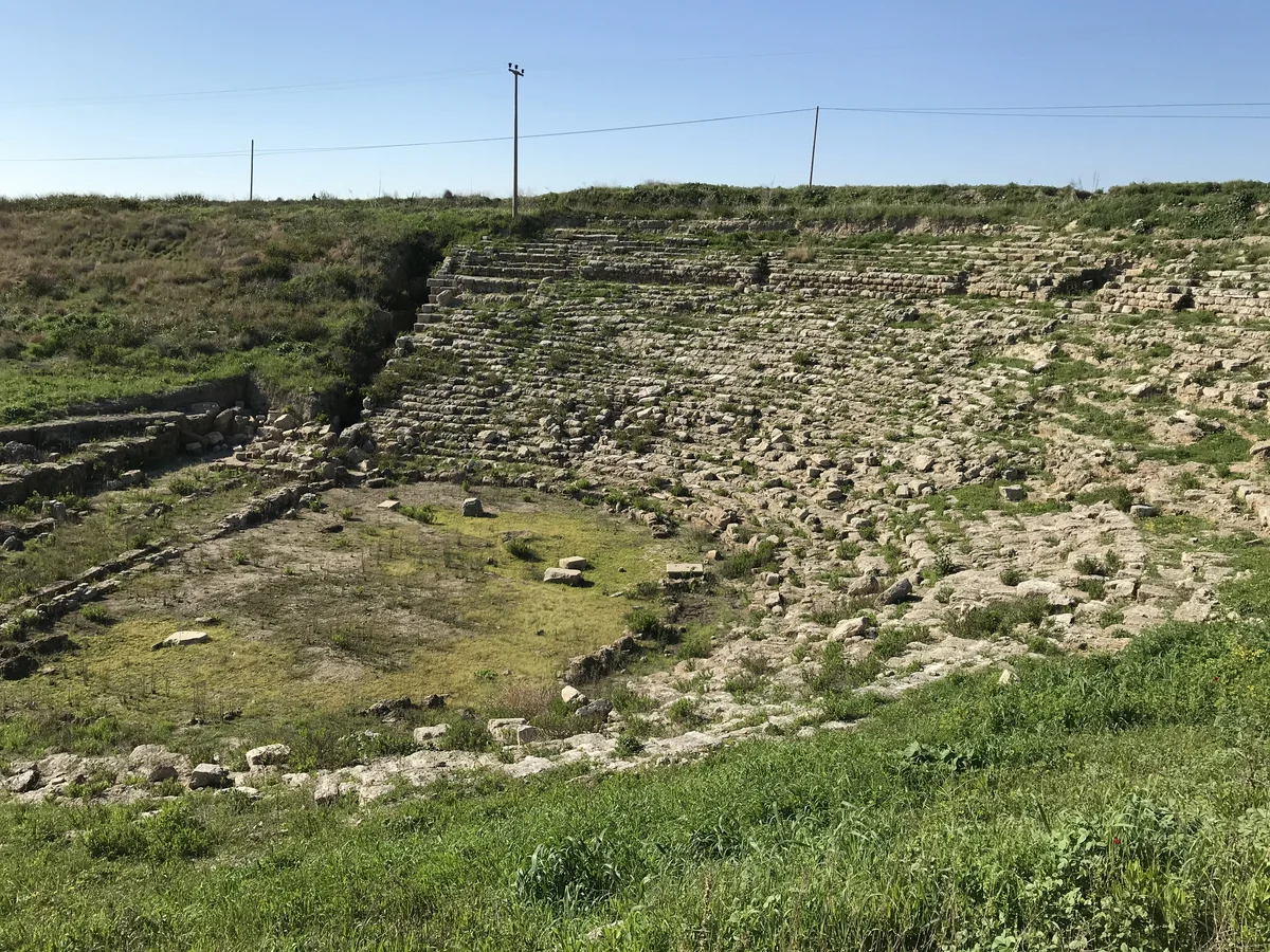 Magarsus Antik Kenti: Tarihi ve Doğal Güzellikler Magarsus Antik Kenti'nin taş yapısı ve doğal çevresi