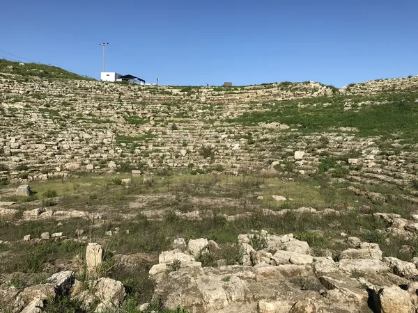 Magarsus antik kentindeki tiyatro kalıntıları ve doğal çevre