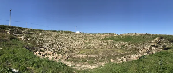 Magarsus Antik Kenti'nde yer alan tiyatro kalıntısı ve doğal çevresi.