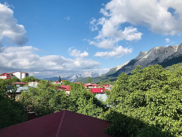 Pozantı Akçatekir Yaylası'nda yemyeşil doğa ve dağ manzarası.