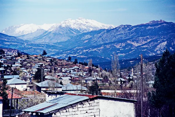 Pozantı Akçatekir Yaylası'nda dağ manzaralı bir köy görüntüsü.