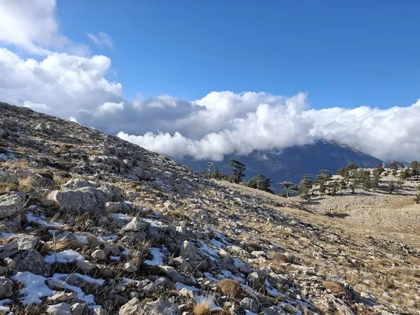 Pozantı Armutoğlu Yaylası'nda dağlar ve bulutlu gökyüzü