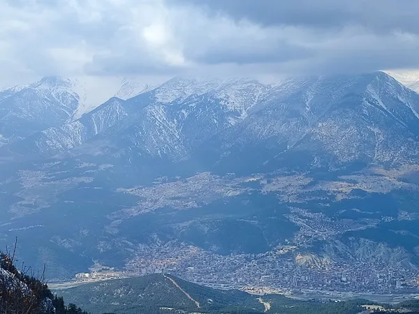 Pozantı Armutoğlu Yaylası'nda karlı dağlar ve şehir manzarası