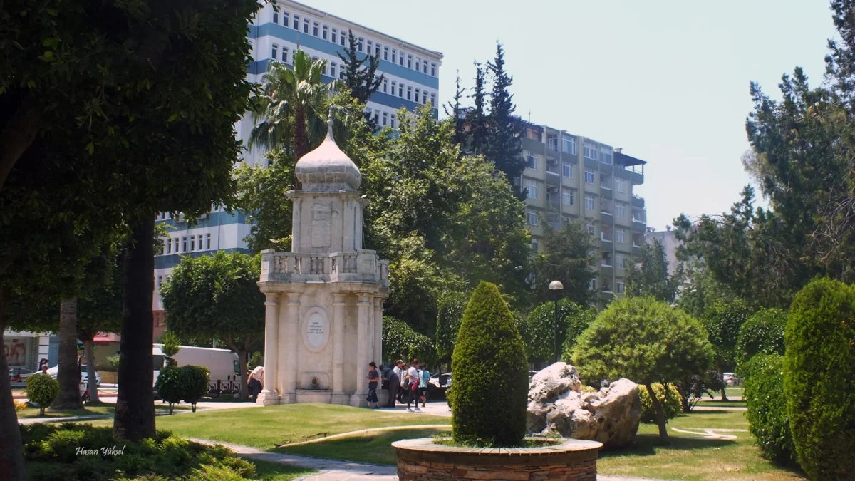 Yeşil alanda yer alan tarihi Bahri Paşa çeşmesi, süslü çatısı ve sütunlarıyla dikkat çekiyor.