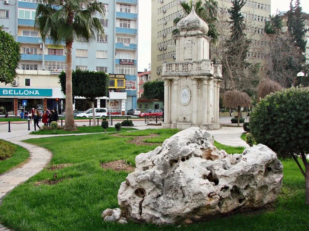 Tarihi Bahri Paşa çeşmesi ve çevresinde yürüyüş yapan insanlar.