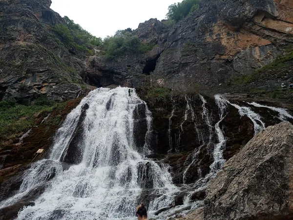 Feke Göksu Nehri'nde kayalıklar arasından akan şelale.