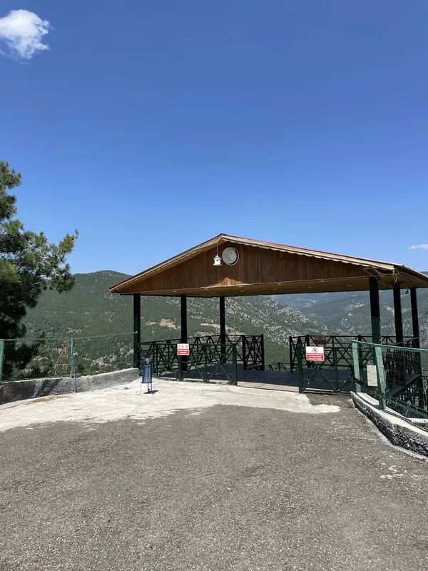 Feke İnderesi Köyü Yaylası'nda dağ manzaralı dinlenme alanı.