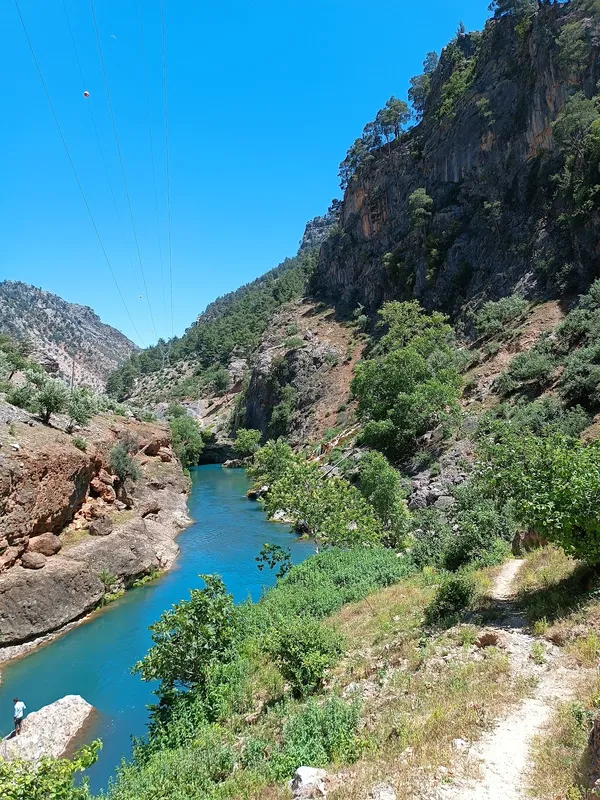 Küp şelaleleri etrafında doğa manzarası ve yürüyüş alanı.