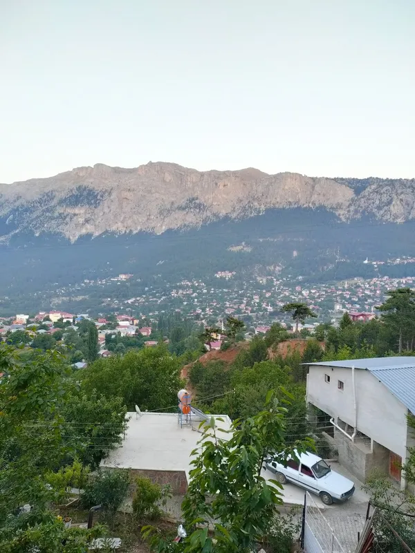 Dağlık alanda Fındıklı Köyü Yaylası manzarası ve su deposu.