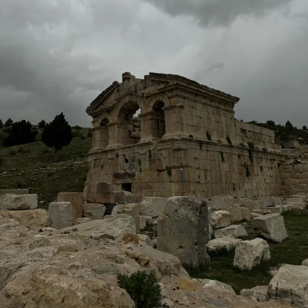 Antik yapı, kemerler ve yeşilliklerle çevrili karamsar bir atmosferde.