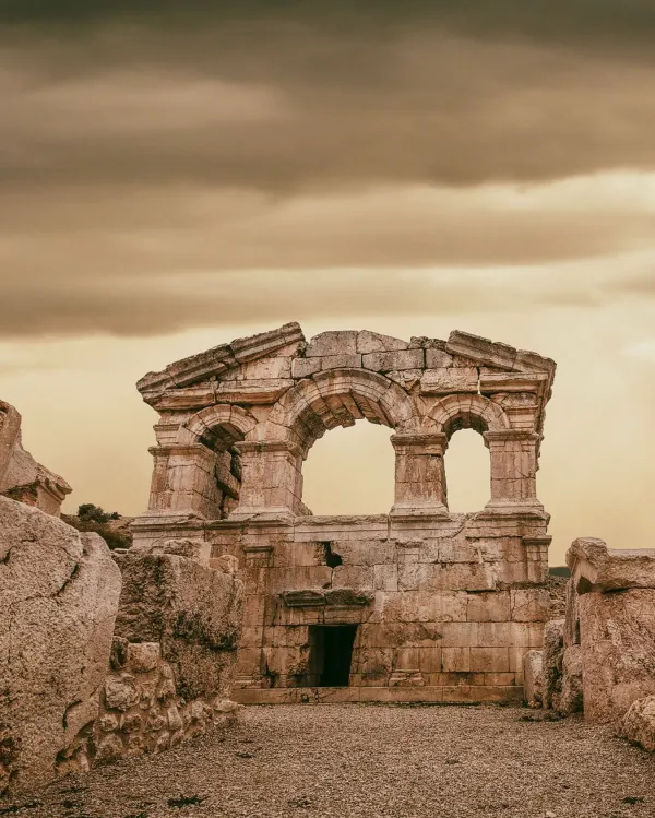 Antik kemer yapısıyla taşlardan inşa edilmiş tarihi yapının kalıntıları.