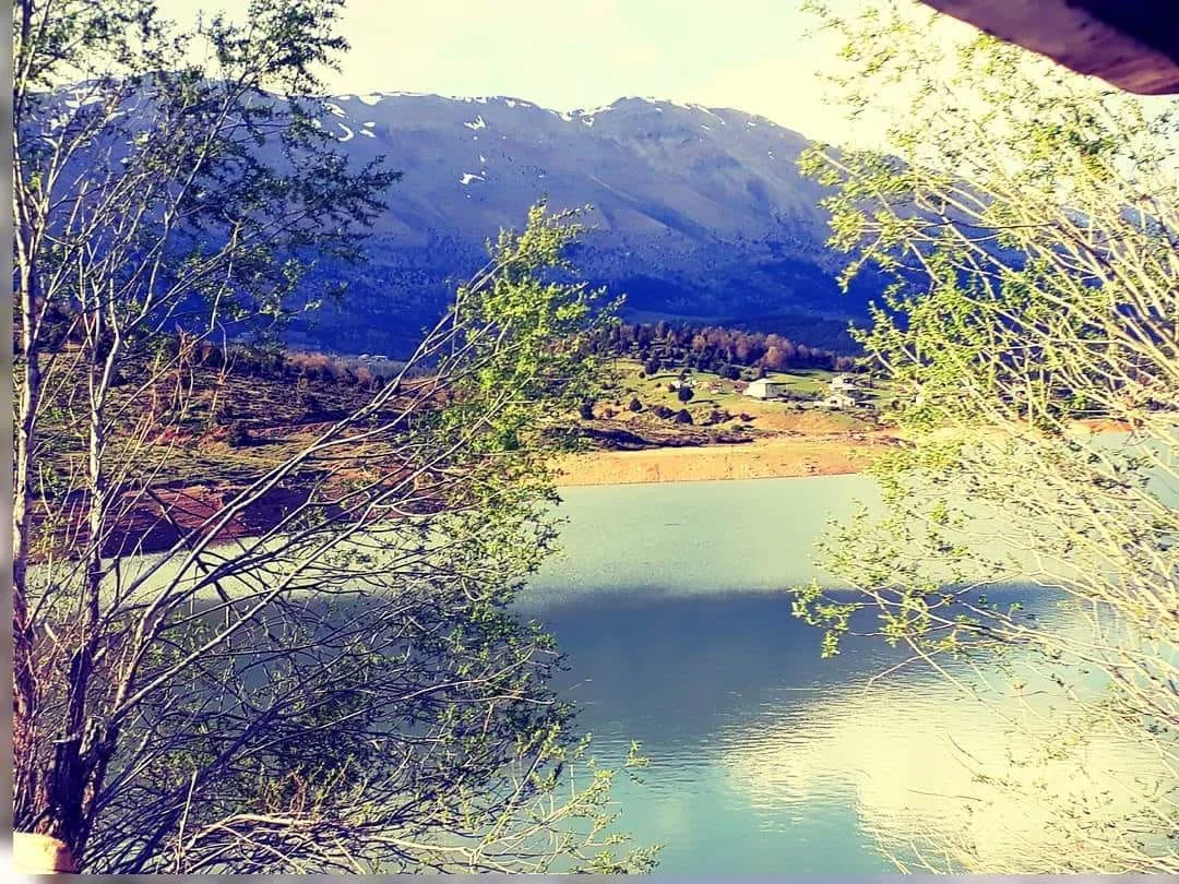 Tufanbeyli Kürebeli Yaylası'nda Huzur Verici Göl Manzaras Sakin göl etrafında yüksek dağlar ve yeşil ağaçlar, huzur dolu bir manzara sunuyor.