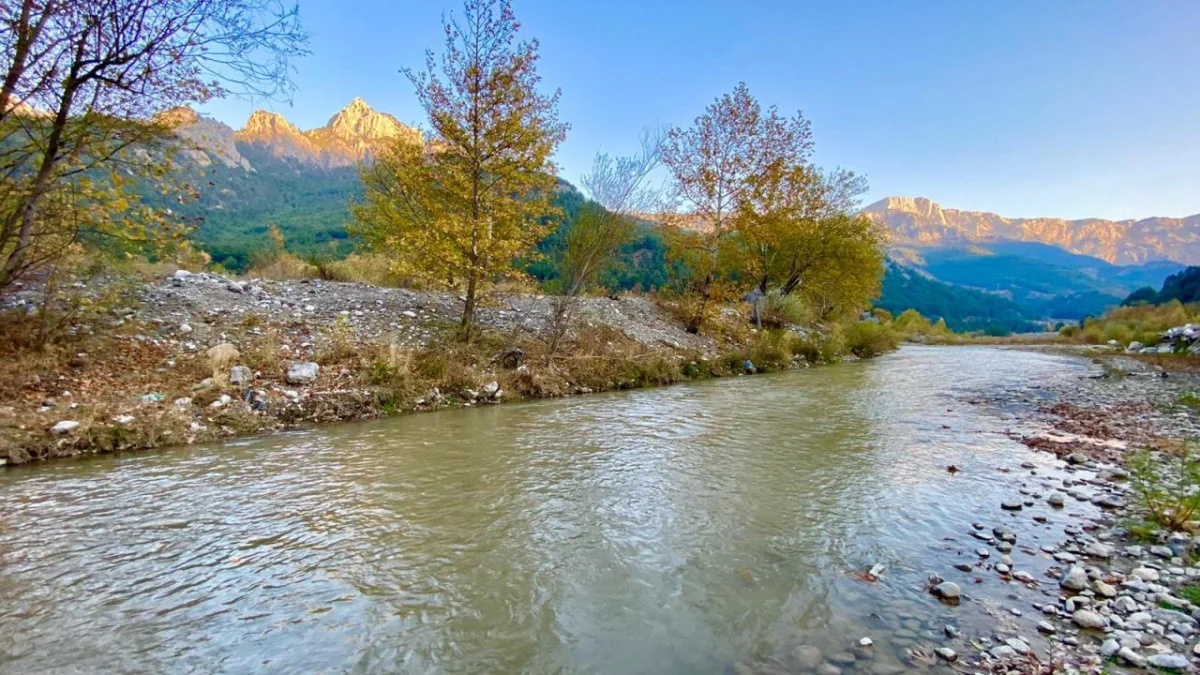 Pozantı Belemedik Yaylası'nın Doğal Güzellikleri Sonbahar yapraklarıyla çevrili nehir ve dağlar, huzurlu bir manzara sunuyor.