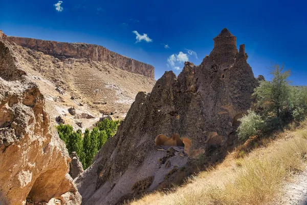 Şar Örenyeri'nde sarp kayalıklar ve yüksek dağlar.