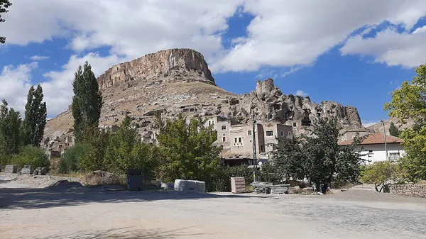 Şar örenyeri kayalık alan ve taş yapılarla çevrili manzara.