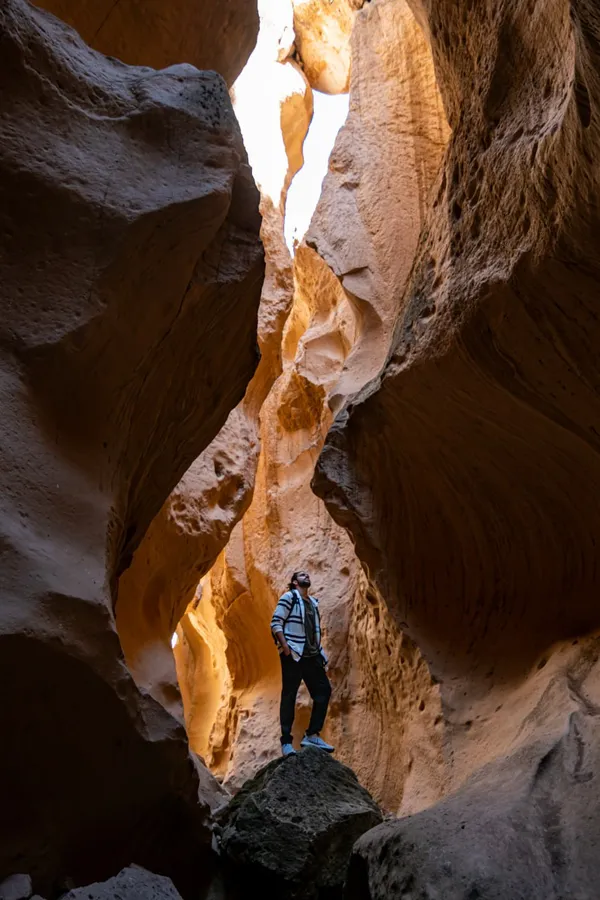 Şar Örenyeri'nde kanyon içinde bir turisti gösteren etkileyici manzara.