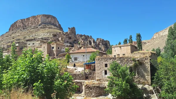 Şar Örenyeri'nde tarihi evler ve doğal manzara