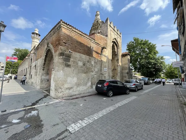Adana Akça Mescit: Osmanlı Öncesi Türk-İslam Mimarisinin En Eski Tanığı (1489)