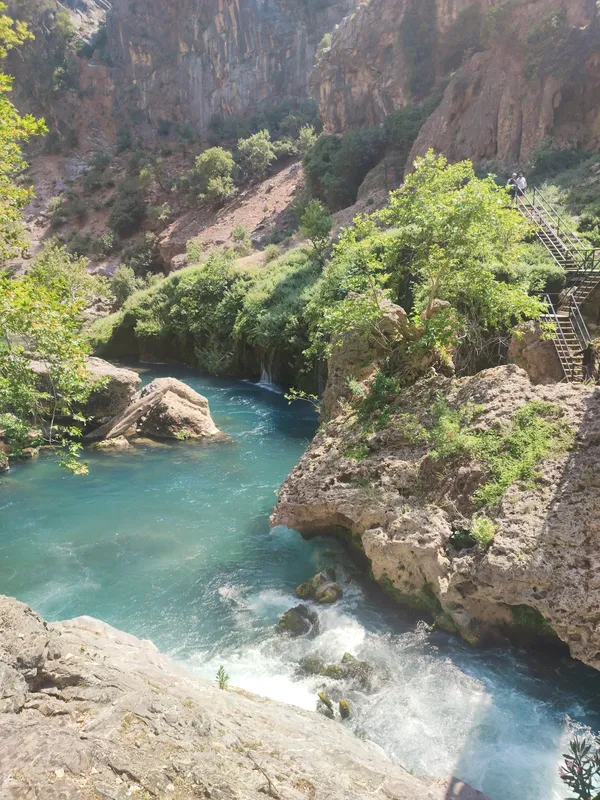 Aladağ Ağcakise Başpınar Bici ve Kosurga yaylalarında doğal bir kanyon ve berrak nehir.