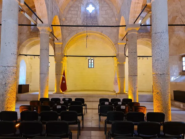 Kuruköprü Anıt Müzesi iç mekan görüntüsü, tarihi taş yapılarla.