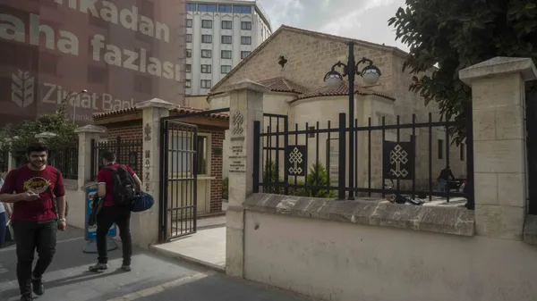 Kuruköprü Anıt Müzesi ve çevresindeki geleneksel Adana evi.