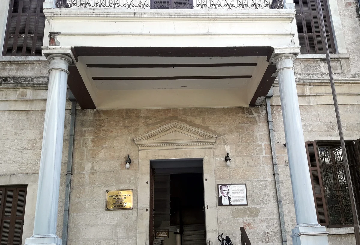 Atatürk Evi Müzesi'nin giriş kısmında bulunan şık kapı ve sütunlar